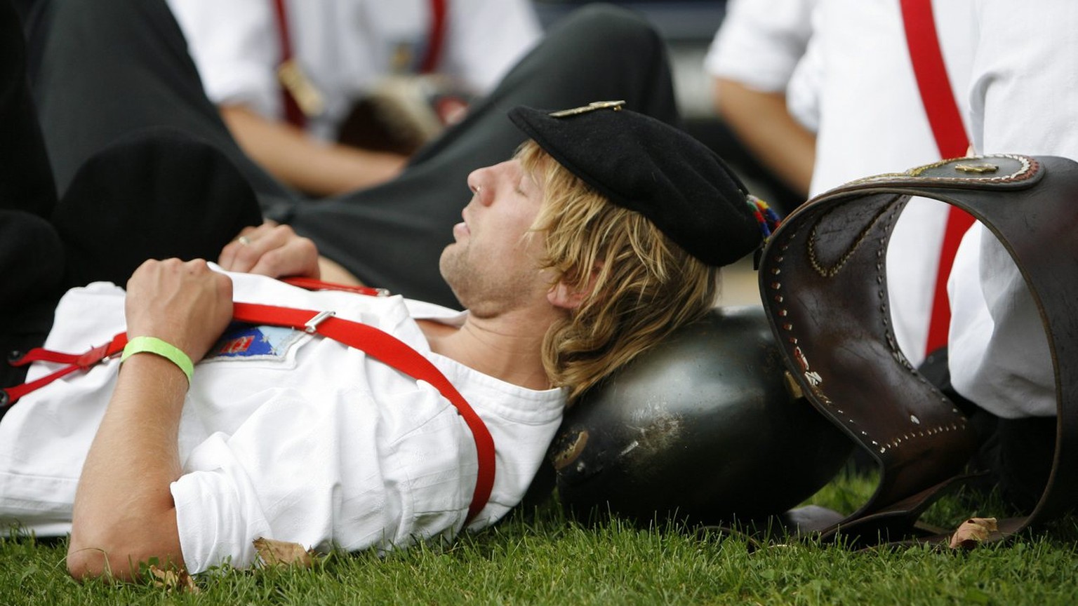 Ein Trychler geniesst einen kurzen schlaf vor beginn des Scheller und- Trychler Umzuges, dies anlaesslich des Eidgenoessischen Scheller- und Trychler Fest von Sonntag 31.August 2008 in Brunnen. (KEYST ...