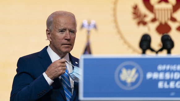 President-elect Joe Biden removes his face mask as he arrives to speak at The Queen theater, Wednesday, Nov. 25, 2020, in Wilmington, Del. (AP Photo/Carolyn Kaster)
Joe Biden