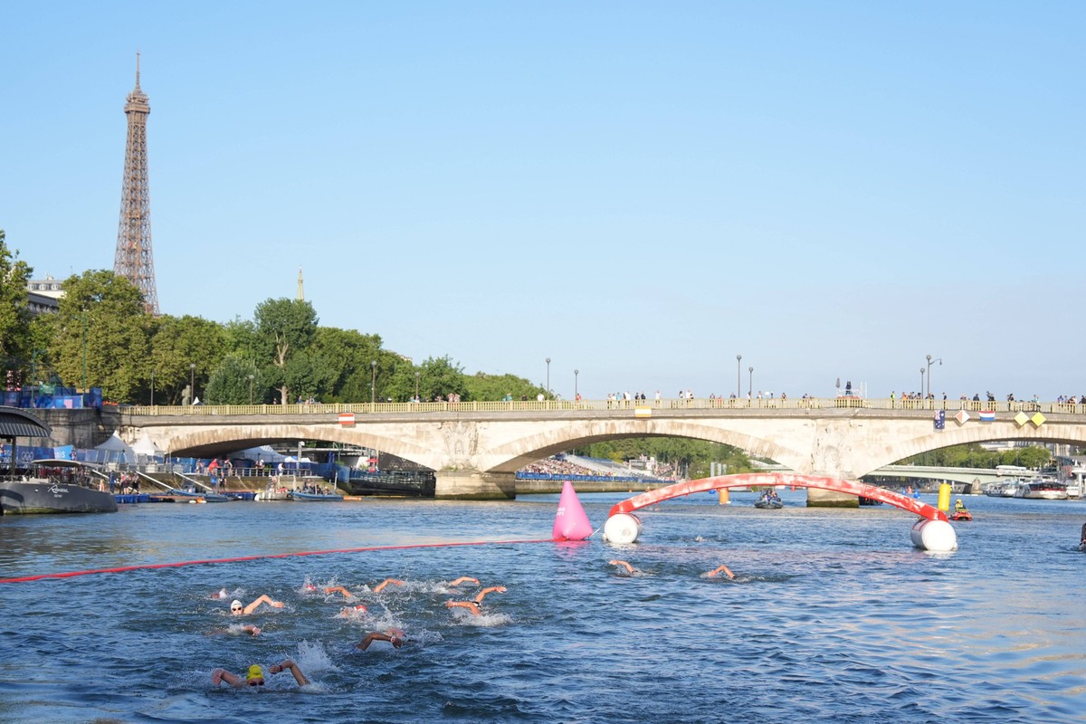 240808 -- PARIS, Aug. 8, 2024 -- Athletes compete during the women s 10km of marathon swimming at the Paris 2024 Olympic Games, Olympische Spiele, Olympia, OS in Paris, France, on Aug. 8, 2024. PARIS2 ...