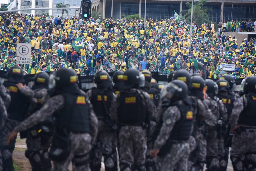 Brasilien, Anhänger des Ex-Präsidenten Jair Bolsonaro stürmen mehrere Regierungsgebäude in Brasilia BRASÍLIA, DF - 08.01.2023: TERRORISMO ANTIDEMOCRÁTICO EM BRASÍLIA - this Sunday 8 terrorist Bolsonar ...