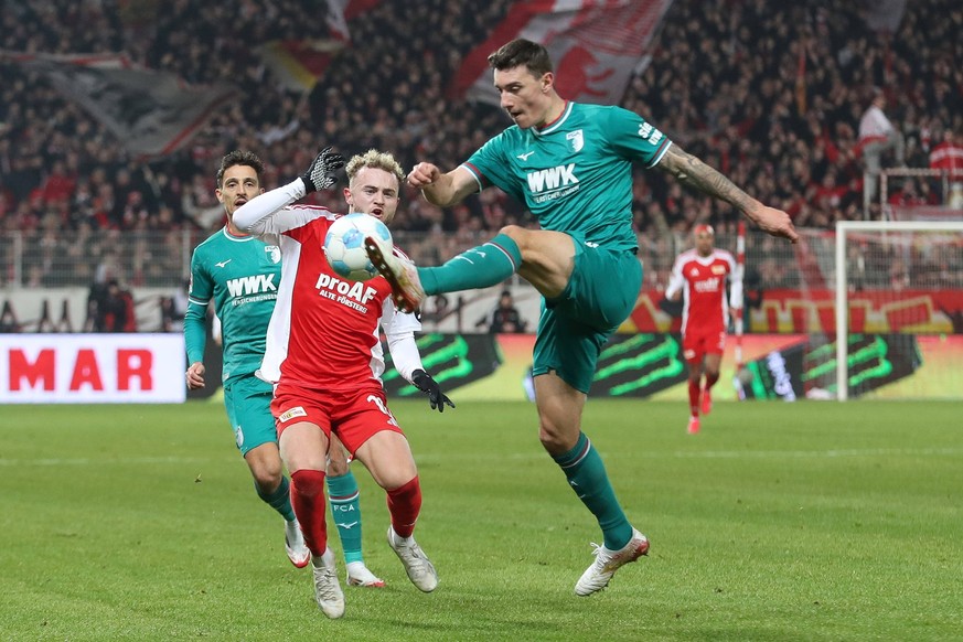 15.01.2025, xtgx, Fussball - 1.Bundesliga, Union Berlin - FC Augsburg v.l. Benedict Hollerbach Union Berlin, 16, Cedric Zesiger Augsburg, 16 Zweikampf, Duell, Kampf, tackle DFL/DFB REGULATIONS PROHIBI ...