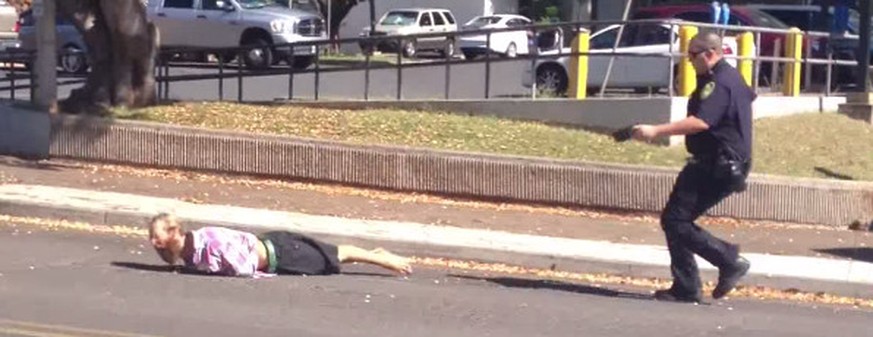 Schreiend liegt der Bürgermeister-Aspirant auf dem Boden. Der Polizist nimmt ihn fest.