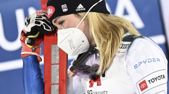 epa09679366 Mikaela Shiffrin of the USA reacts after the second run of the women&#039;s Slalom race of the FIS Alpine Skiing World Cup event in Schladming, Austria, 11 January 2022. EPA/CHRISTIAN BRUN ...