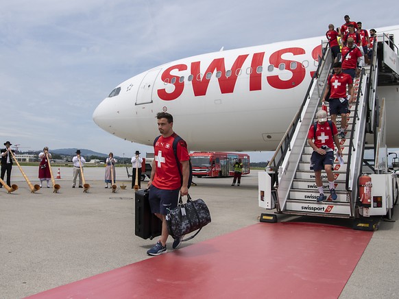 Les joueurs suisses à leur arrivée à Kloten.