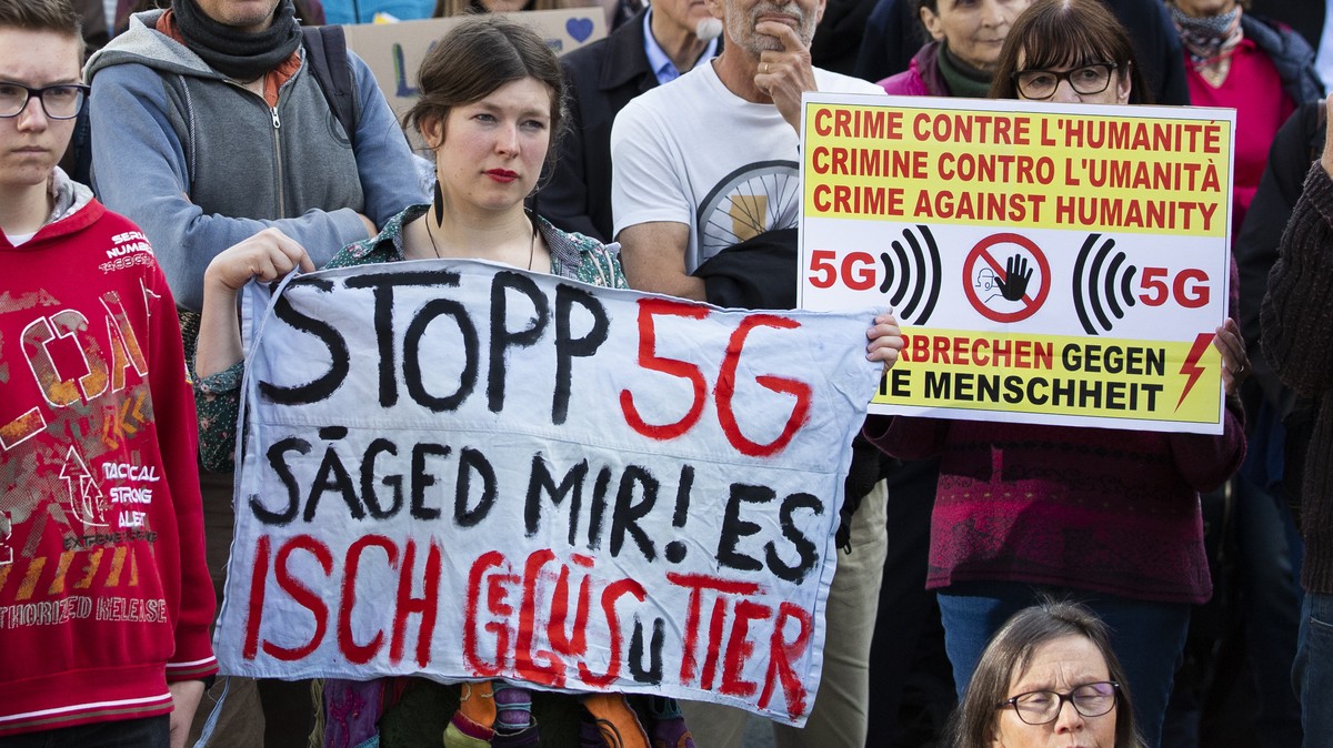 Demonstranten protestieren gegen den Ausbau des 5G-Netzes, bei der nationalen Kundgebung "Stop 5G", am Freitag, 10. Mai 2019 in Bern. (KEYSTONE/Peter Klaunzer)