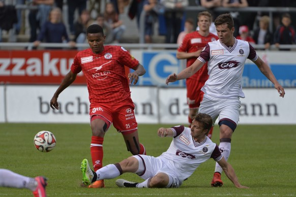 Winterthur, 30.05.2015, Fussball Challenge League, FC Winterthur - Servette FC, Manuel Akanji (Winterthur) gegen Alexandre Pasche (Servette) (Gonzalo Garcia/EQ Images)