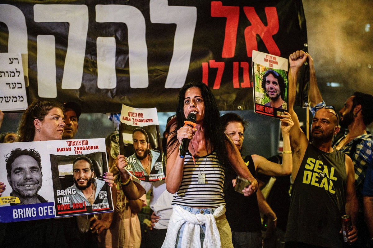 Une centaine d'otages enlevés par le Hamas sont bloqués depuis un an dans la bande de Gaza. Les manifestants de Tel-Aviv demandent au gouvernement israélien de les rapatrier enfin chez eux.