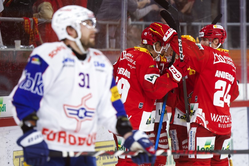 Biels Spieler jubeln nach dem Tor zum 1-1 im Eishockey Meisterschaftsspiel der National League zwischen dem EHC Biel und dem EHC Kloten am Dienstag, 25. November 2025, in der Tissot Arena in Biel. (KE ...
