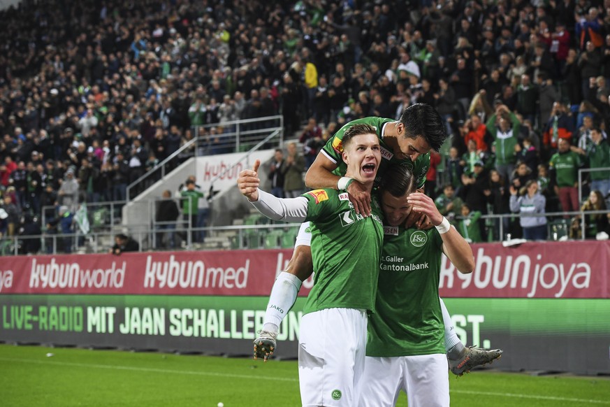 St. Gallens Cedric Itten, Victor Ruiz Abril, und Ermedin Demirovic, bejubeln dessen 2-0, beim Fussball Super-League Spiel zwischen dem FC St. Gallen und dem FC Sion, am Samstag, 2. November 2019, im K ...