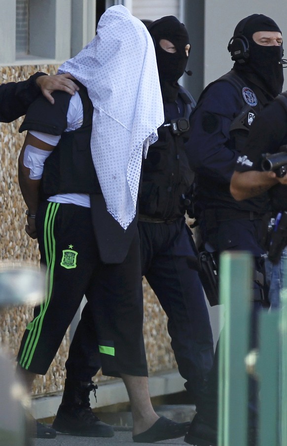 Tag des Anschlags: Der 35-Jährige wird abgeführt.