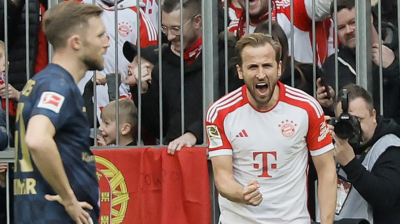 epa11209159 Munich&#039;s Harry Kane (R) celebrates scoring the 3-1 goal during the German Bundesliga soccer match between FC Bayern Munich and 1.FSV Mainz 05 in Munich, Germany, 09 March 2024. EPA/RO ...