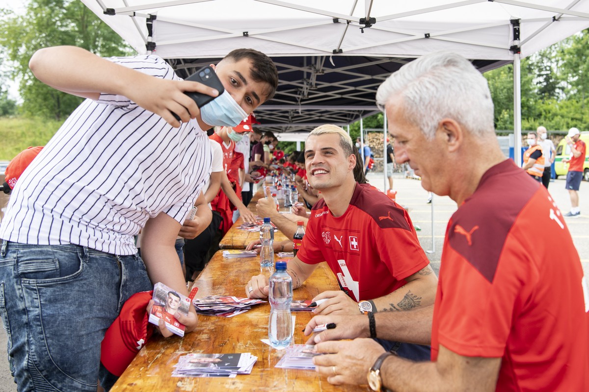 Vladimir Petkovic, Trainer der Schweizer Nationalmannschaft und Granit Xhaka geben nach ihrem Ausscheiden im Viertelfinal der Fussball Europameisterschaft 2020 am Flughafen in Zuerich Autogramme, aufg ...