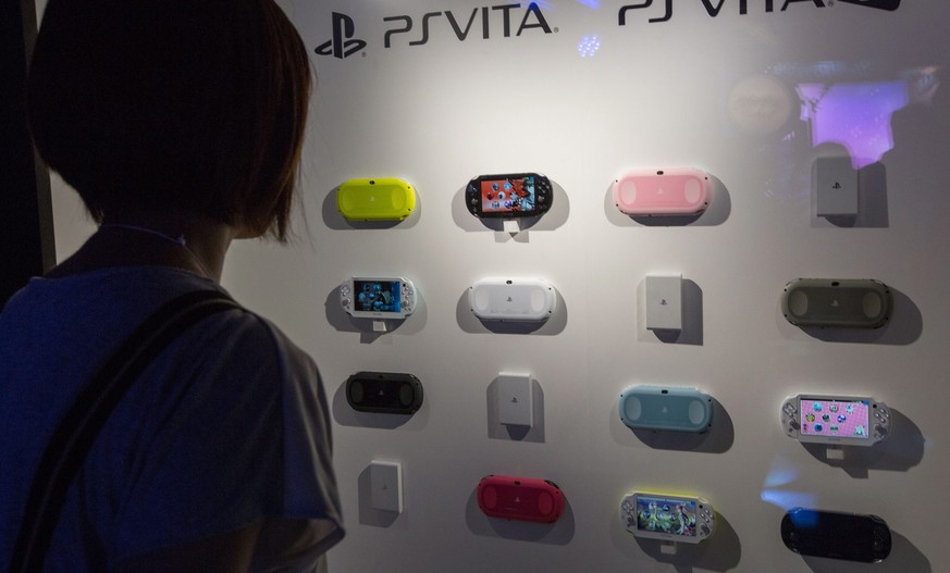 Eine Wand mit neuen PS Vitas und dem Playstation TV.