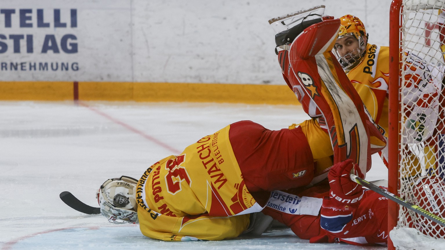 Biels Torhueter Joren Van Pottelberghe in ungewohnter Lage, beim Eishockey Pre-Playoff-Spiel der National League zwischen dem SC Rapperswil-Jona und dem EHC Biel, am Freitag, 9. April 2021, im Lido in ...