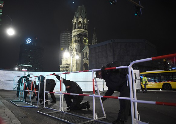 Polizei errichtet Absperrungen um den Weihnachtsmarkt an der Gedaechtniskirche in Berlin am 20.12.2016. Bei einem moeglichen Anschlag mit einem Lastwagen auf einem Weihnachtsmarkt sind nach Angaben de ...
