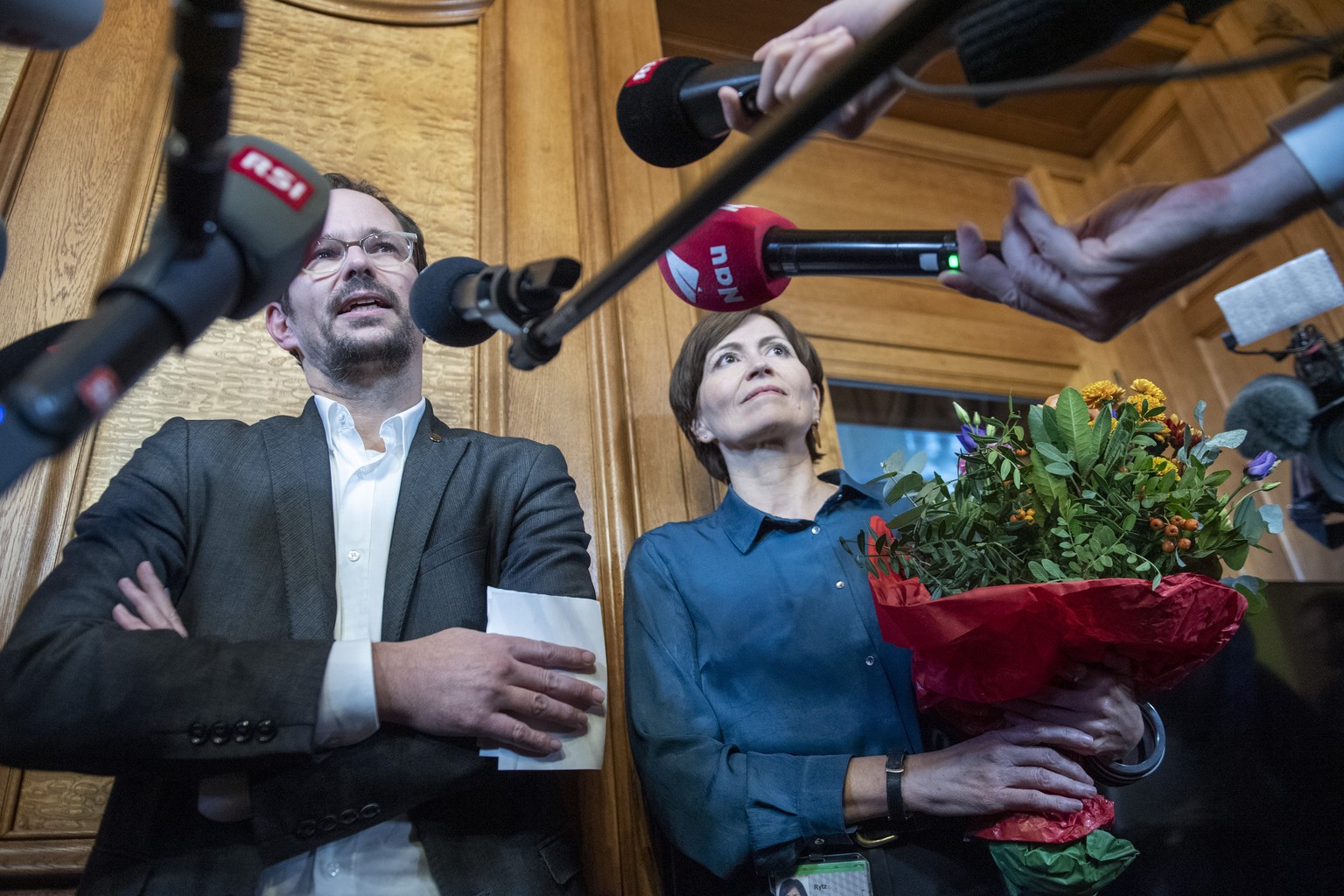 Balthasar Glaettli Fraktionspresident der Gruenen Schweiz, links und die Praesidentin der Gruenen Regula Rytz, verlassen das Fraktionszimmer zum Point de Presse der Gruenen Schweiz nach der Fraktionss ...