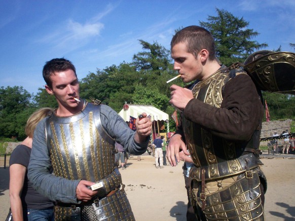 Jonathan Rhys-Meyers und Henry Cavill rauchen eine Zigi während der Dreharbeiten für «The Tudors»

https://www.instagram.com/p/CuVHkjFsxsH/