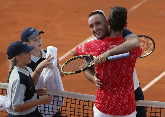 Novak Djokovic umarmt an der Adria Tour Viktor Troicki.