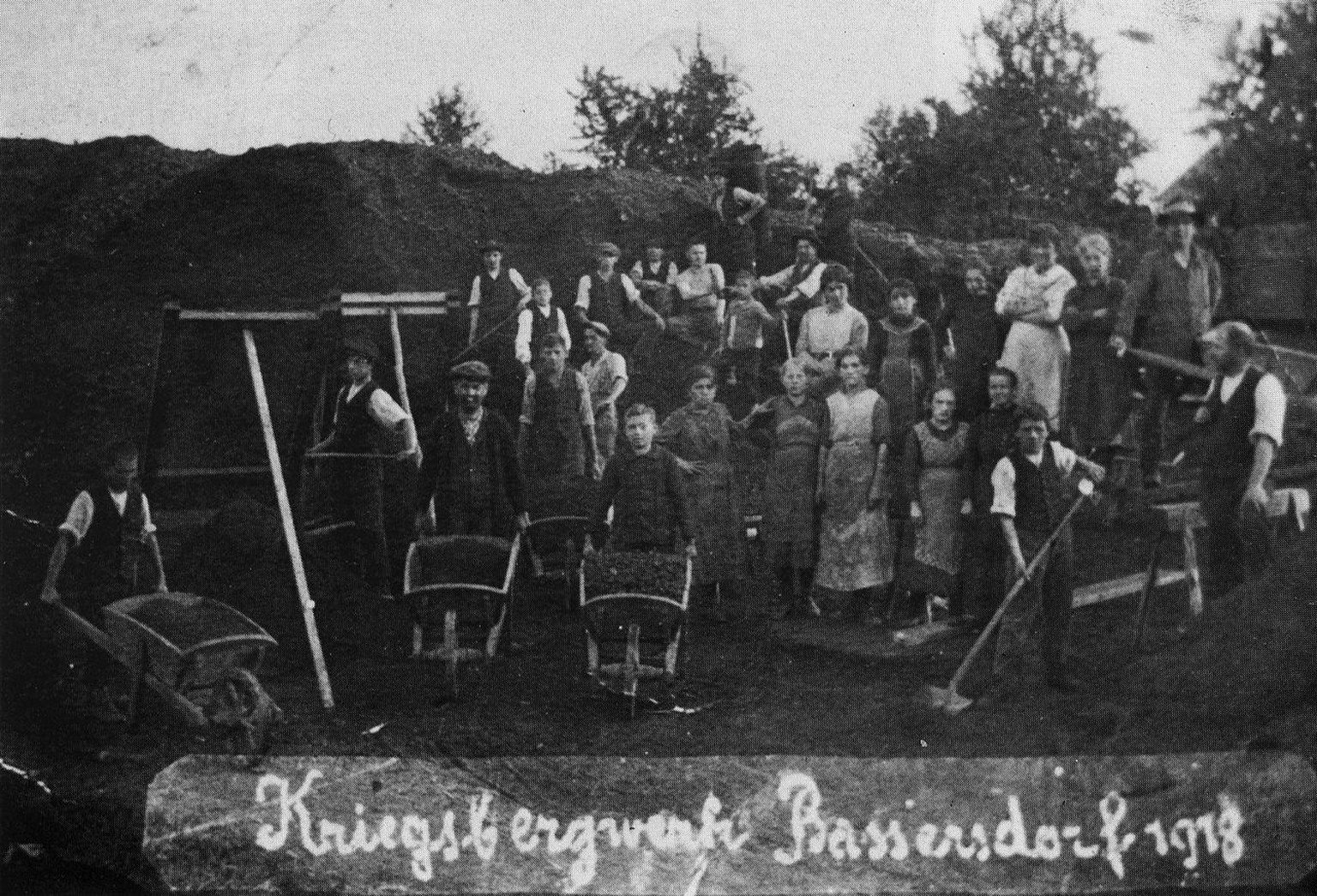 Kriegsbergwerk Bassersdorf 1918: Einwohner der Zürcher Gemeinde durchsuchen den Schlackenhaufen beim Bahnhof nach brennbarem Material.