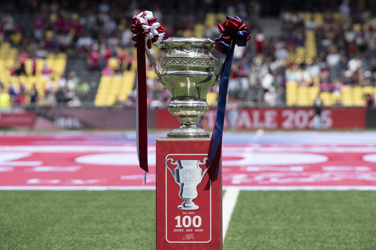 Der Pokal steht bereit im Schweizer Fussball Cupfinalspiel zwischen dem FC Biel-Bienne und FC Basel, am Sonntag, 1. Juni 2025, im Stadion Wankdorf in Bern. (KEYSTONE/Peter Schneider)