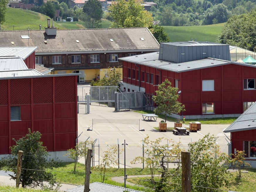 Jail Mail, Nick B. fotografiert vor dem Justizvollzug Bachtel. JVA.