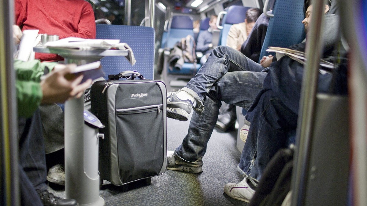 Rail traverlers sit in an InterCity double-deck train of the Swiss Federal Railways SBB from Zurich to Berne, Switzerland, pictured on November 27, 2009. (KEYSTONE/Gaetan Bally)

Zugreisende sitzen am ...