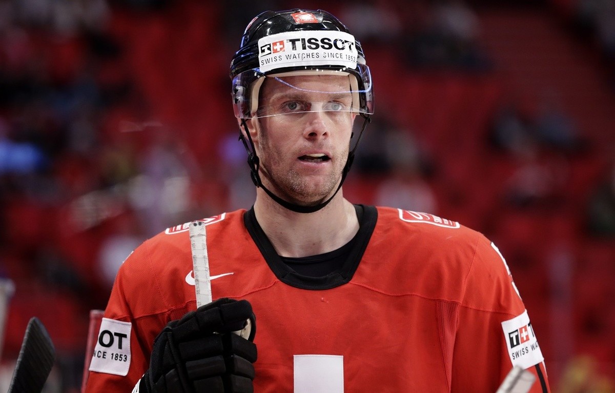 Switzerland's Ryan Gardner arrives on the bench, during the IIHF Ice Hockey World Championships preliminary round game Switzerland vs Denmark at the Globe Arena in Stockholm, Sweden, on Saturday, ...