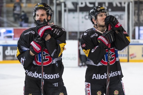 La deception de le defenseur fribourgeois Sebastian Schilt, gauche, et de l&#039;attaquant fribourgeois Matthias Rossi, droite, apres la rencontre du championnat suisse de hockey sur glace de National ...