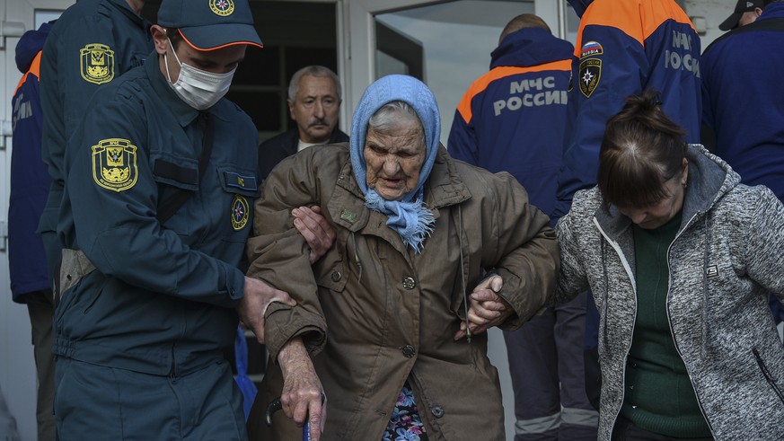 epa10288463 Russian rescuers helps to evacuate residents of a geriatric boarding house on the left bank of the Dnieper river, in Kherson, Kherson region, Ukraine, 05 November 2022. On 31 October, the  ...