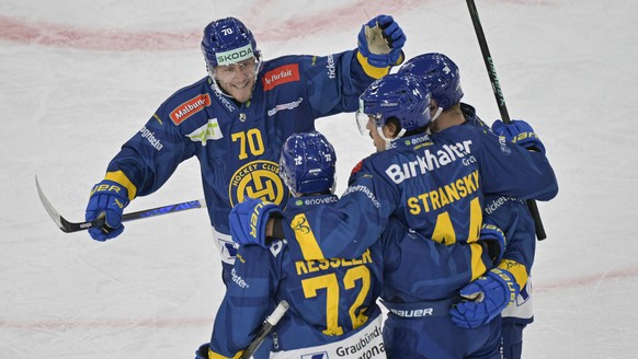Die Davoser mit Enzo Corvi (HCD), Tino Kessler, 1-0 Torschuetze Matej Stransky und Lukas Frick, von links, jubeln im Eishockey Spiel der National League zwischen dem HC Davos, HCD, und dem EHC Kloten, ...
