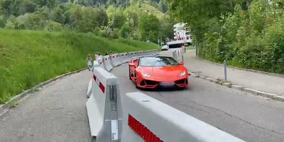 Am Döltschiweg beim Hotel Five stehen viele Betonelemente am Strassenrand. Die Stadt Zürich will damit gegen falsch parkierte Autos vorgehen.