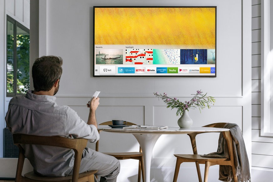 The Frame ist Samsungs Design-TV mit Holzrahmen, der wie ein Bild an die Wand gehängt werden kann.
