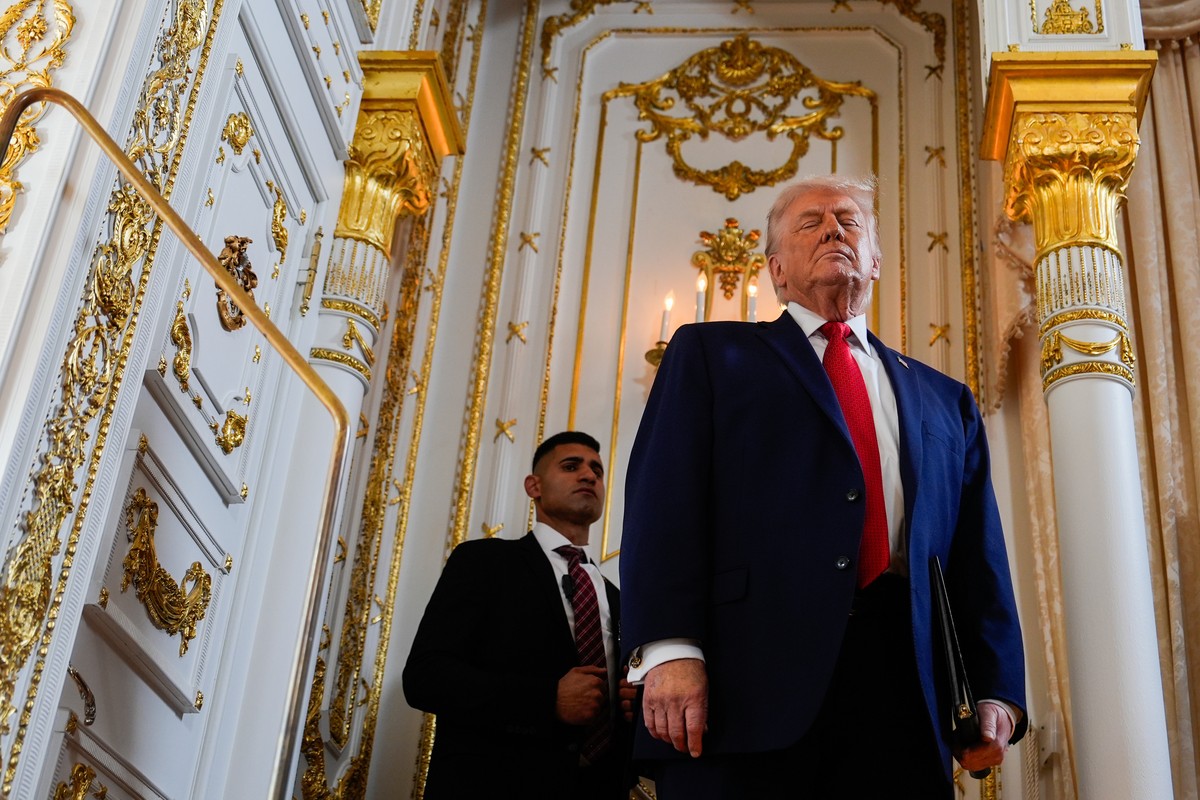 A Secret Service agent stands watch as President Donald Trump arrives at a dedication ceremony for a portion of Southern Boulevard, which the Town of Palm Beach Council recently voted to rename, &quot ...