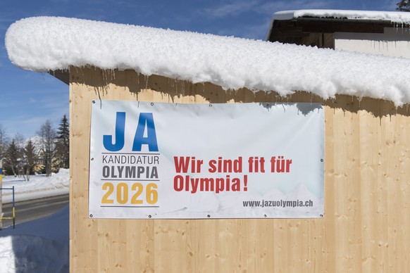 Ein Plakat wirbt fuer ein &quot;Ja - Kandidatur Olympia 2026 - Wir sind fit fuer Olympia!&quot; zur Abstimmung am 12. Februar ueber einen Projektkredit fuer Olympische Winterspiele 2026 in Graubuenden ...