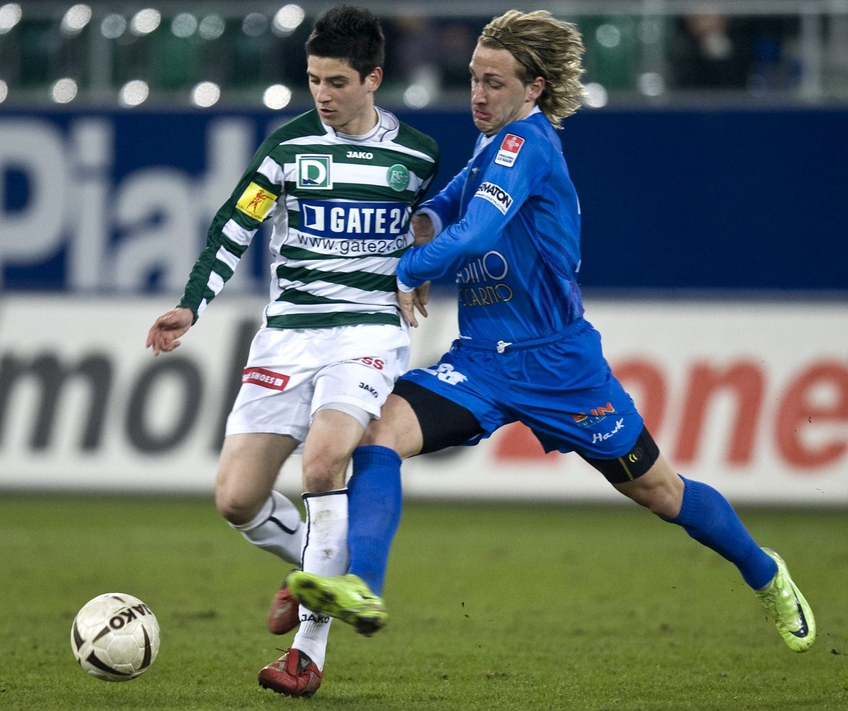 2009 kämpft Stoller mit Locarno in der Challenge League, hier gegen Moreno Costanzo vom FC St. Gallen: «1800 Franken habe ich im Tessin im Monat verdient.»
