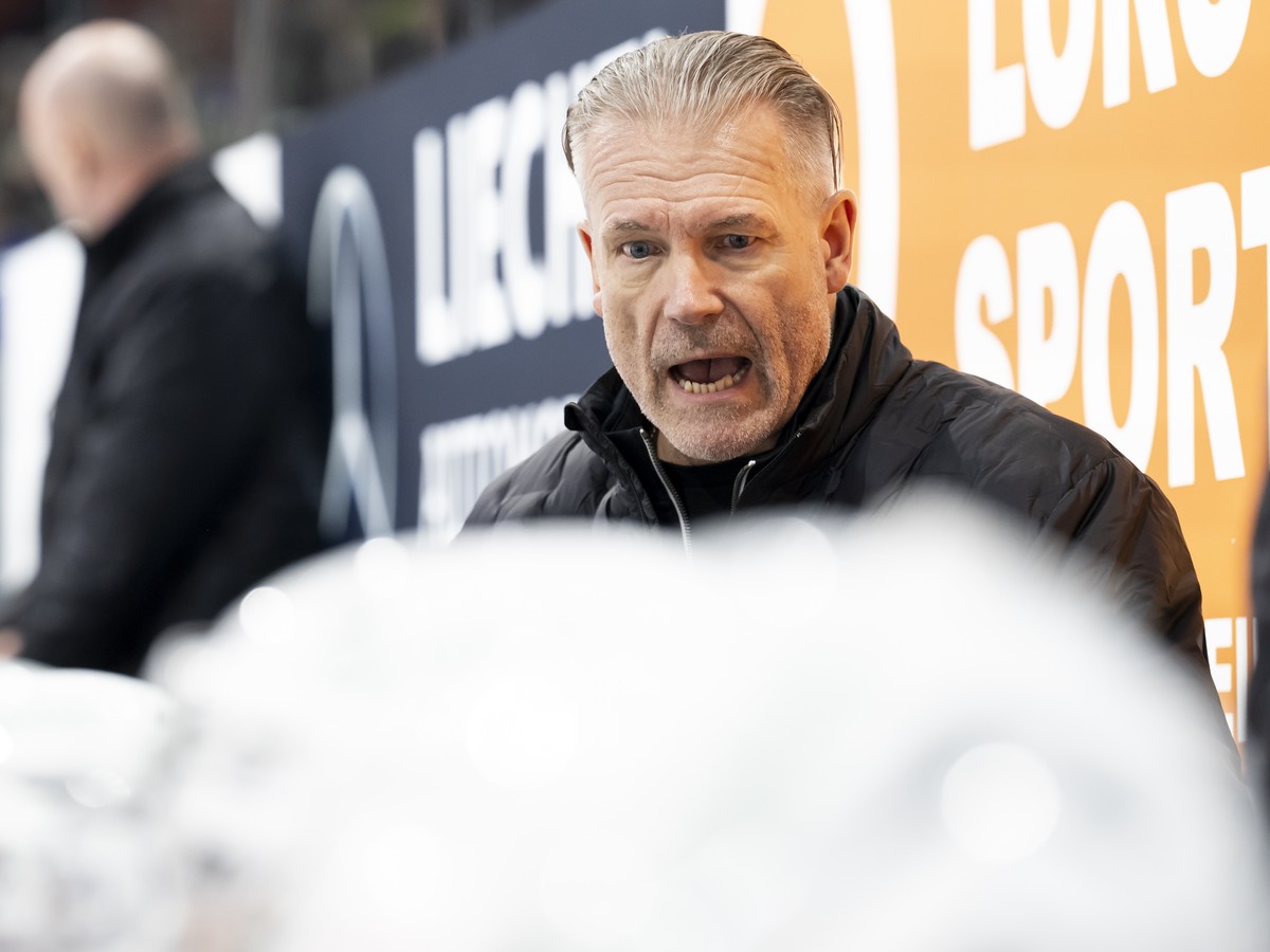 Head Coach Geoff Ward (LHC) spricht mit seinen Spielern, im sechsten Eishockey Playoff Halbfinalspiel der National League zwischen dem HC Fribourg-Gotteron (HCFG) und dem Lausanne HC (LHC), am Donners ...