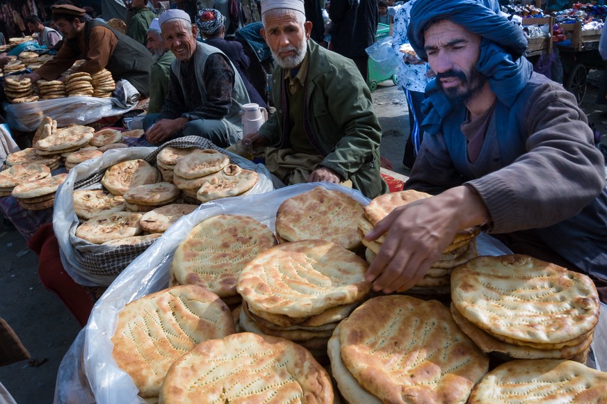 Kabul, Afghanistan November 2004: selling bread on the streets of Kabul - brot markt essen food Kabul, Afghanistan November 2004: selling bread on the streets of Kabul - Bilder