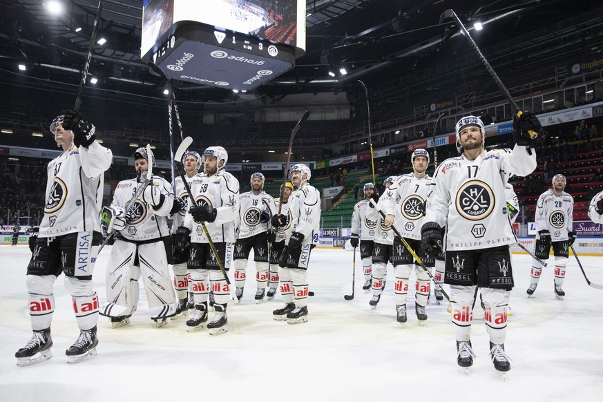 Luganos Spieler jubeln nach dem Eishockey Meisterschaftsspiel der National League zwischen dem HC Fribourg Gotteron und dem HC Lugano, am Dienstag, 3. Dezember 2019, in der BCF Arena in Fribourg. (KEY ...