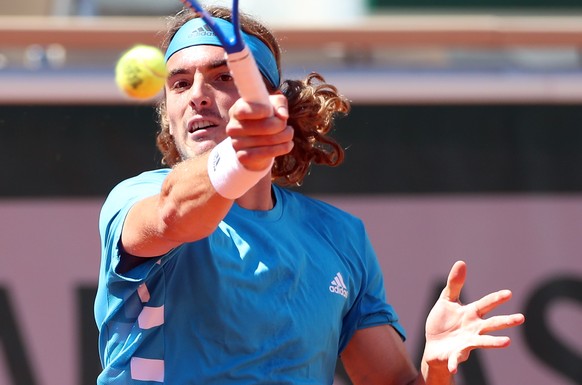 epa07617257 Stefanos Tsitsipas of Greece plays Filip Krajinovic of Serbia during their menâs third round match during the French Open tennis tournament at Roland Garros in Paris, France, 01 June 201 ...