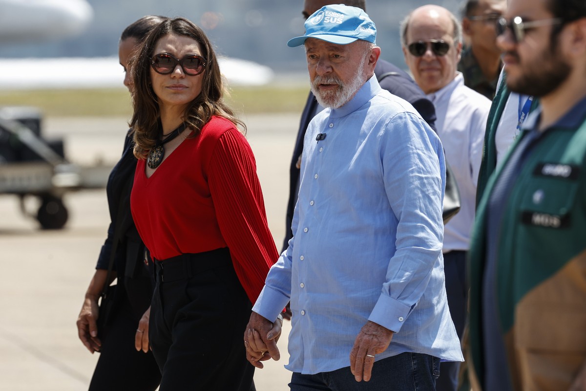epa11646105 Brazilian President Luiz Inacio Lula da Silva (R), with his wife Janja da Silva, welcome Brazilian citizens residing in Lebanon upon their arrival in Sao Paulo, Brazil, 06 October 2024. Br ...
