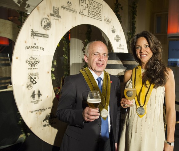 Ueli Maurer mit der aktuellen Trägerin des Bierordens, der Schweizer Schauspielerin Kiki Maeder.