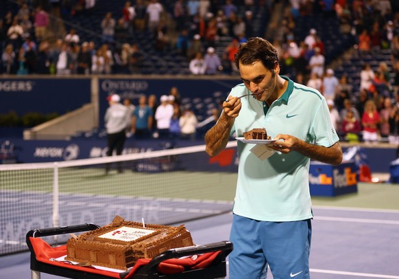 Natürlich Schoggi: Federer probiert 2014 in Toronto seinen Geburtstagskuchen.