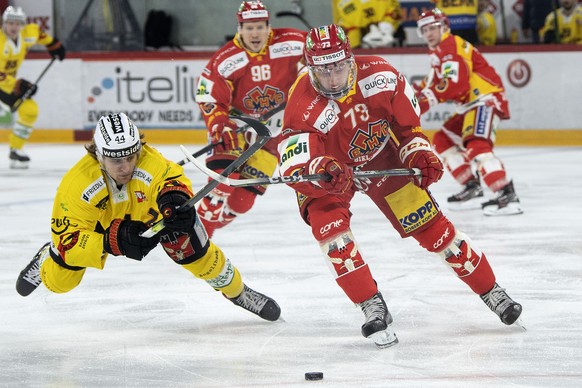 Biels Mike Kuenzle, rechts, im Duell mit Berns Andre Heim im Eishockey Meisterschaftsspiel der National League zwischen dem EHC Biel und dem SC Bern, am Sonntag, 31. Januar 2021, in der Tissot Arena i ...