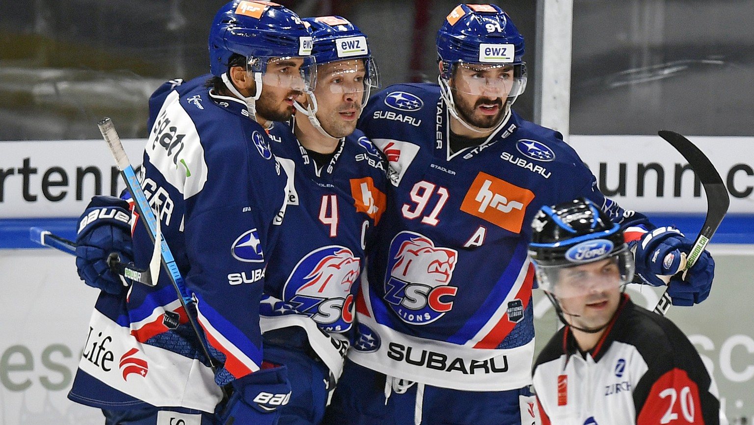 Die Zuercher jubeln mit Torschuetze Denis Hollenstein, rechts, Patrick Geering, Mitte, und Phil Baltisberger, links, beim Eishockeyspiel der National League A ZSC Lions gegen den EHC Biel im Zuercher  ...