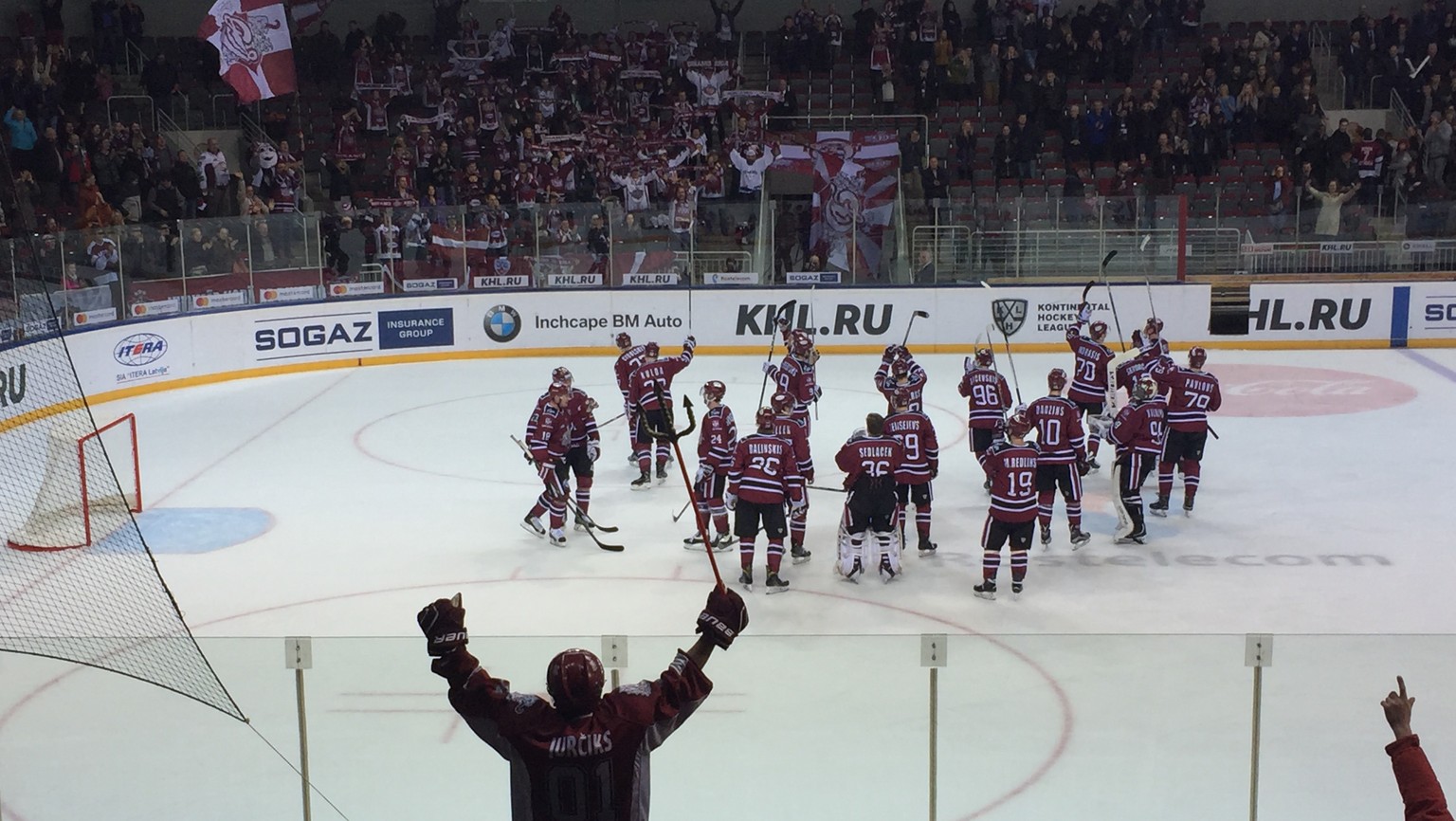 Spieler und Fans feiern: Dinamo Riga schlägt überraschend Bars Kasan.