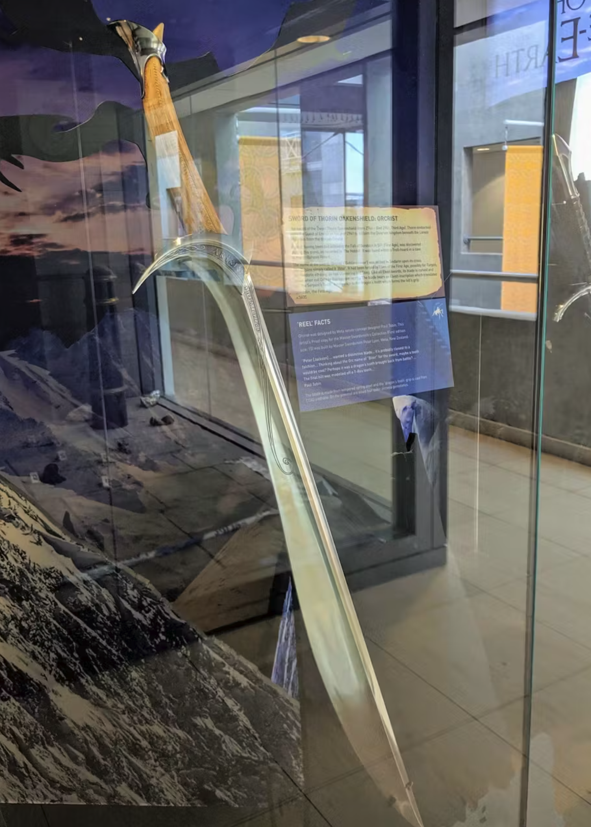 L’épée Orcrist sous vitrine.