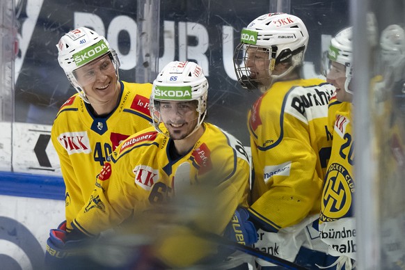 Davos&#039; Marc Wieser, Zweite-links, jubelt nach seinem Tor zum 3-2 mit seinem Teamkollegen, beim Eishockey Meisterschaftsspiel der National League A zwischen den HC Fribourg Gotteron und dem HC Dav ...