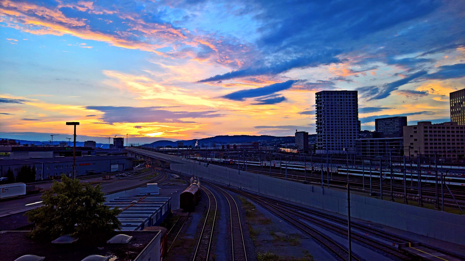 email: imi.stefan@bluemail.ch
tel: 0797596991
Sonnenuntergang auf Hardbrücke
Zürich, auf der Hardbrücke Richtung Altstetten
Nach dem Streetfood-Festival irgendwass im Juli 2016
Von: Imanuel Näf