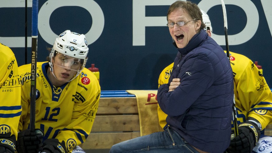 Davos Trainer Arno Del Curto waehrend dem Eishockeyspiel der National League zwischen dem EV Zug und dem HC Davos, am Samstag, 25. November 2017, in der Bossard Arena in Zug. (KEYSTONE/Alexandra Wey)