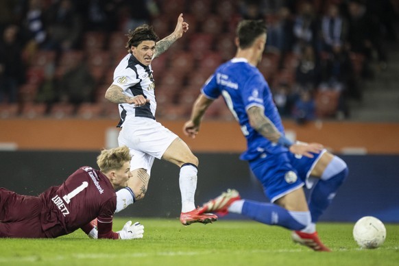 Torhueter Pascal Loretz (FCL) (links) spielt um den Ball mit Steven Zuber (FCZ) (Mitte) im Fussball Meisterschaftsspiel der Super League zwischen Zuerich, FCZ, und Luzern, FCL, im Letzigrund, am Samst ...